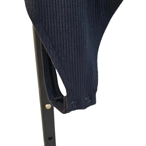 Aritzia Wilfred Long Sleeve V-Neck Ribbed  Collared Bodysuit Size XS Black - Picture 6 of 8